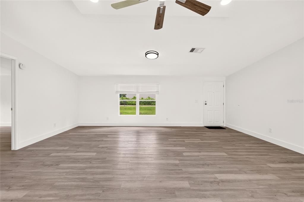 En Venta: $249,900 (5 camas, 3 baños, 1976 Pies cuadrados)