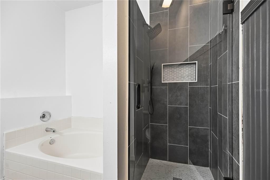 En Venta: $415,000 (4 camas, 2 baños, 1960 Pies cuadrados)