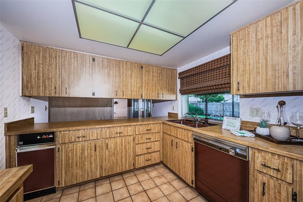 Под контрактом: $449,000 (3 спален, 2 ванн, 2023 Квадратных фут)