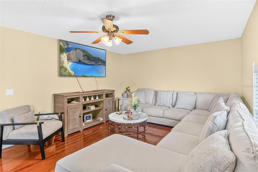 На продажу: $339,998 (4 спален, 3 ванн, 2200 Квадратных фут)