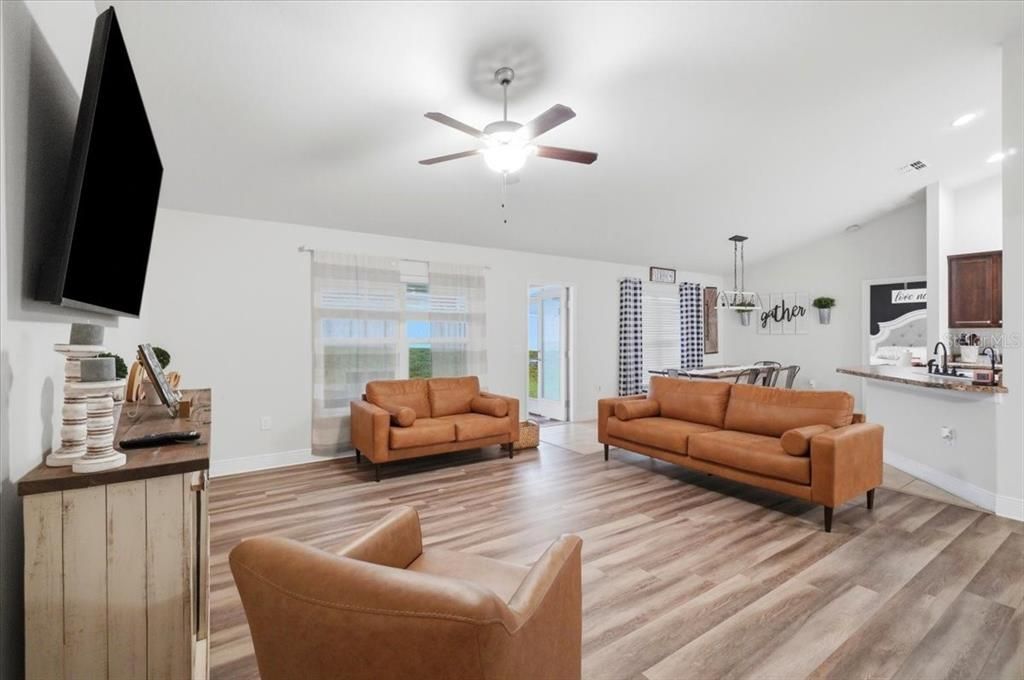 For Sale: $285,000 (4 beds, 2 baths, 1761 Square Feet)