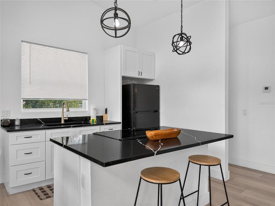 На продажу: $325,000 (1 спален, 2 ванн, 728 Квадратных фут)