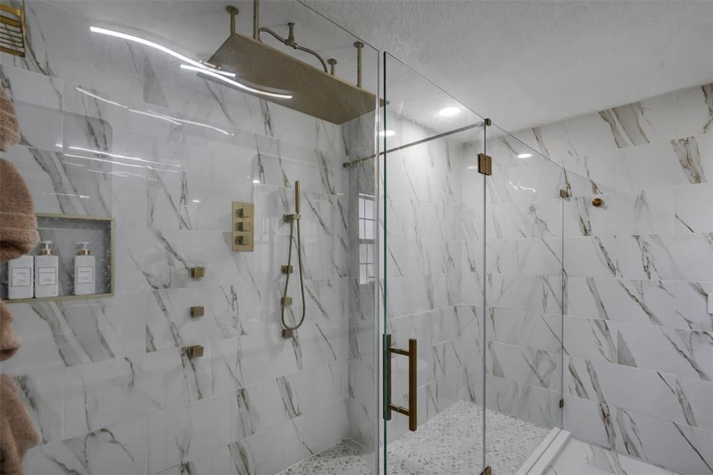 На продажу: $599,000 (2 спален, 2 ванн, 1834 Квадратных фут)