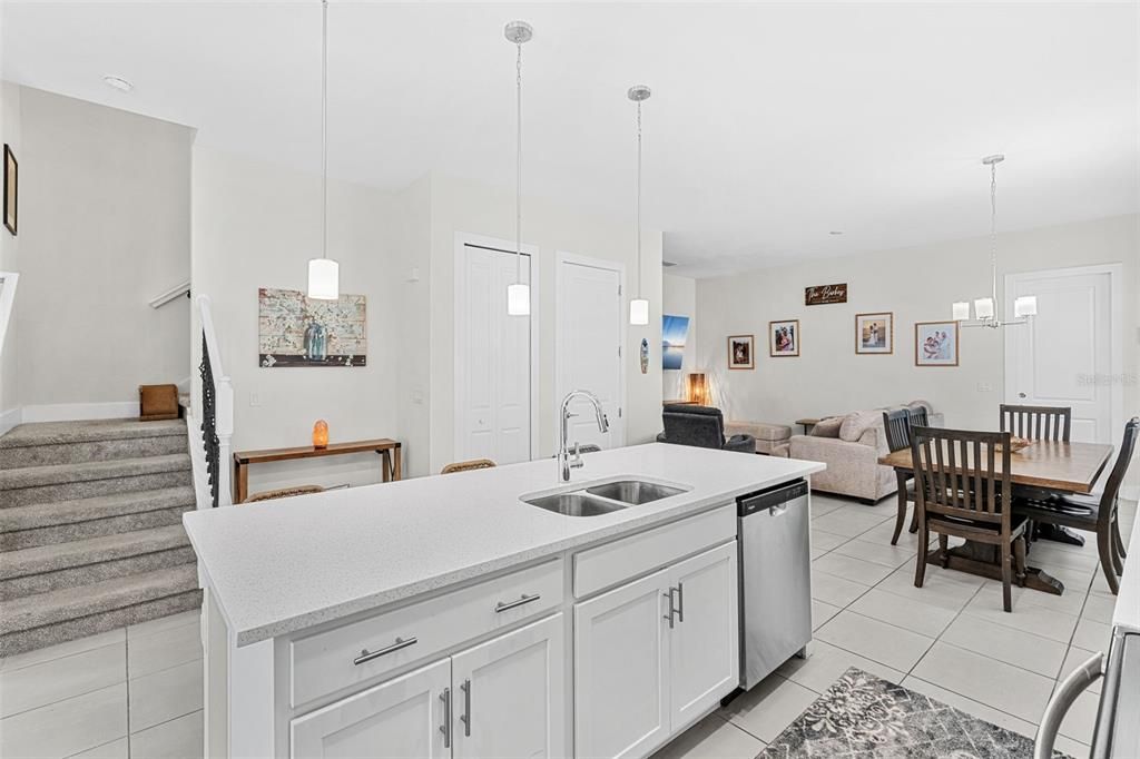 En Venta: $435,000 (3 camas, 2 baños, 1940 Pies cuadrados)