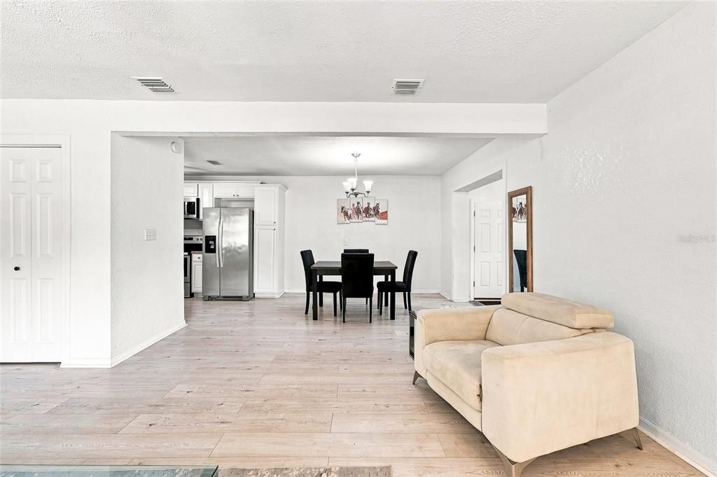 En Venta: $419,000 (4 camas, 3 baños, 1793 Pies cuadrados)