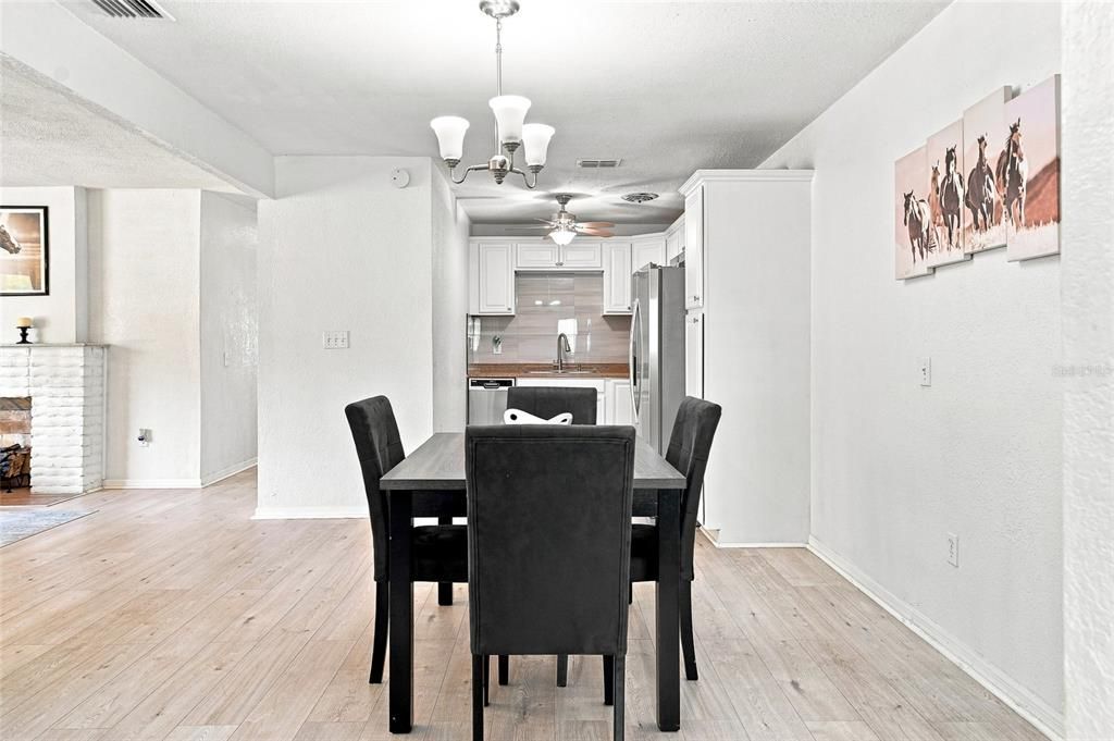 En Venta: $419,000 (4 camas, 3 baños, 1793 Pies cuadrados)