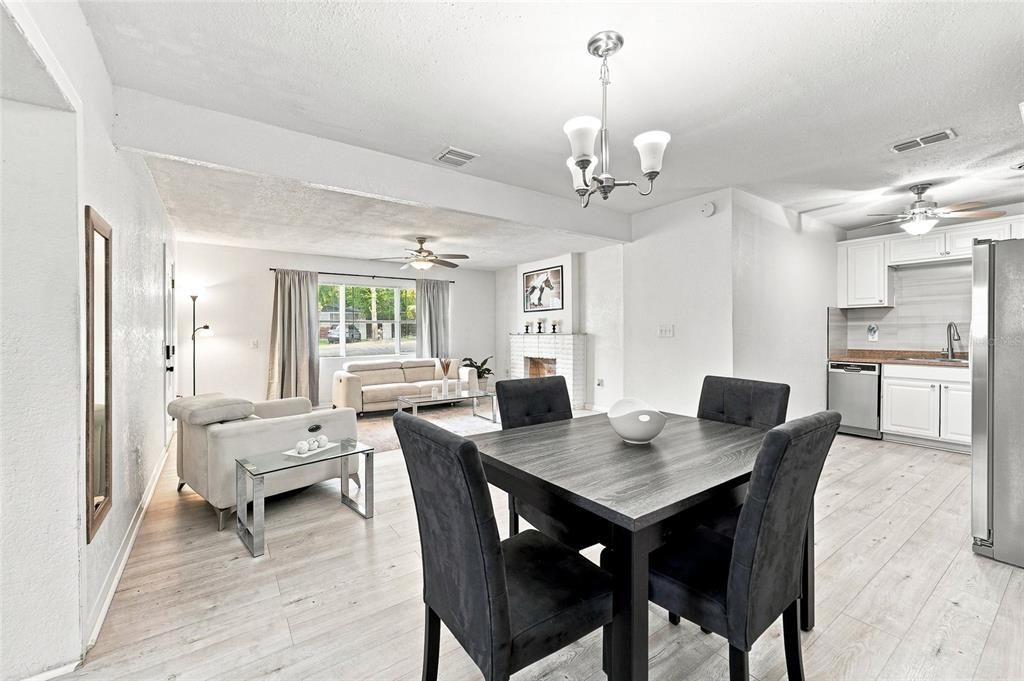 En Venta: $419,000 (4 camas, 3 baños, 1793 Pies cuadrados)