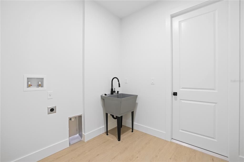 For Sale: $370,000 (3 beds, 2 baths, 1617 Square Feet)