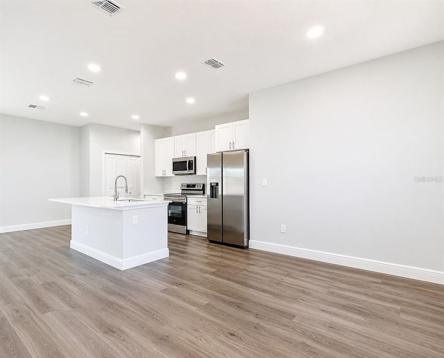 For Sale: $289,900 (4 beds, 2 baths, 1636 Square Feet)