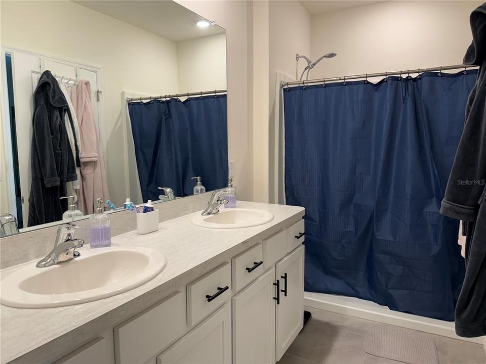 For Rent: $2,600 (3 beds, 2 baths, 1994 Square Feet)