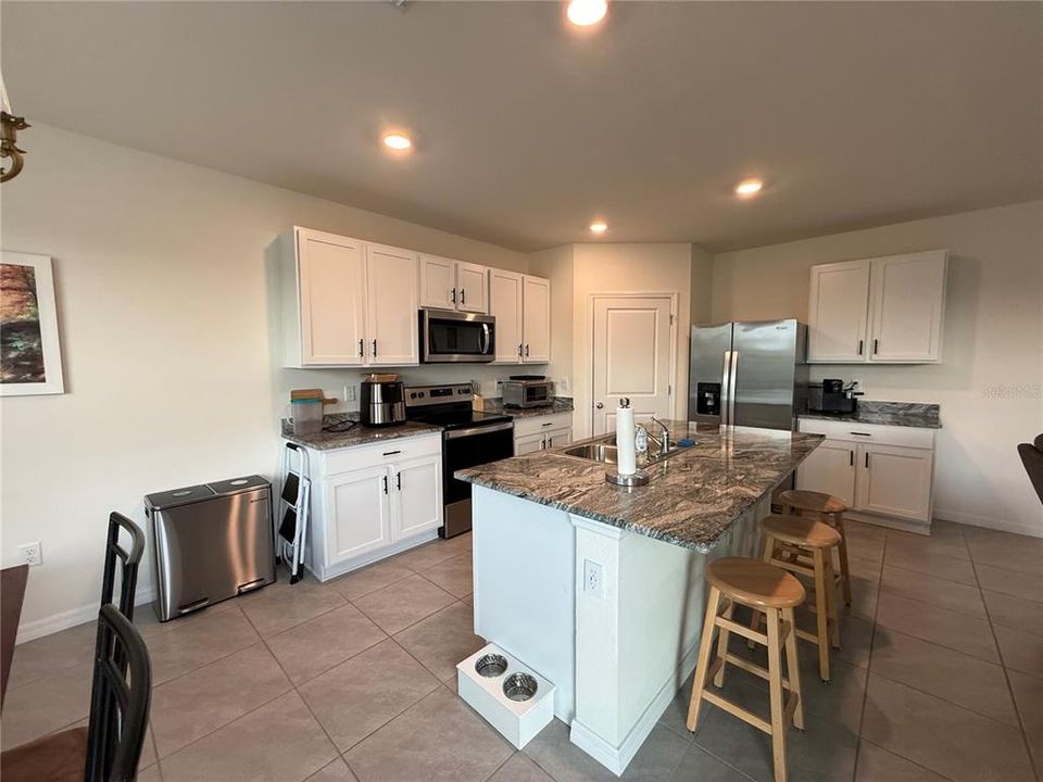 For Rent: $2,600 (3 beds, 2 baths, 1994 Square Feet)