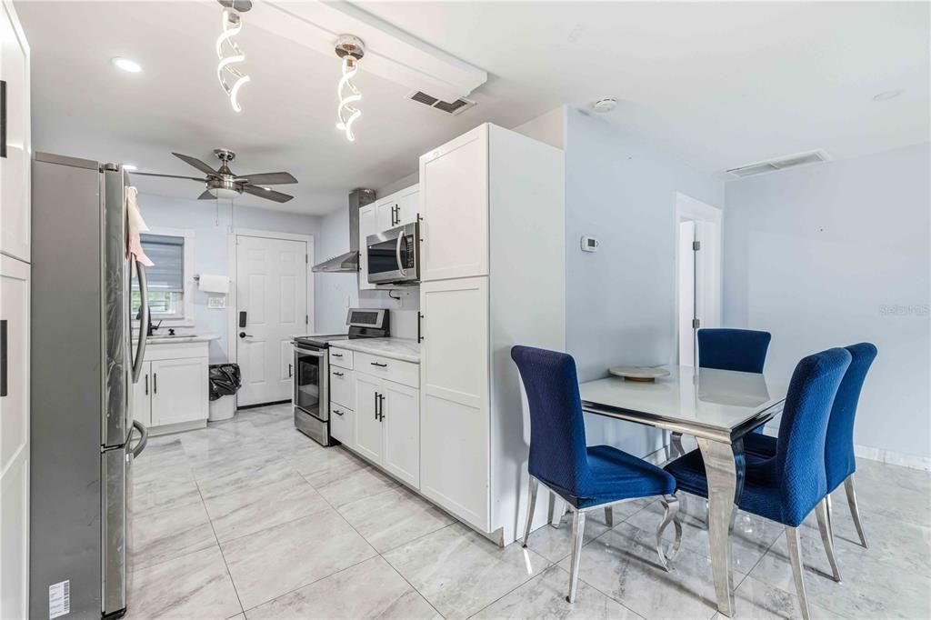 На продажу: $349,900 (3 спален, 2 ванн, 1393 Квадратных фут)