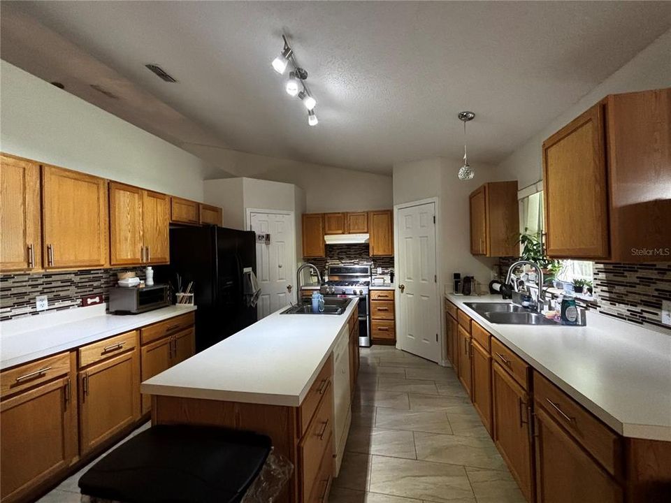 For Rent: $1,900 (3 beds, 2 baths, 1940 Square Feet)