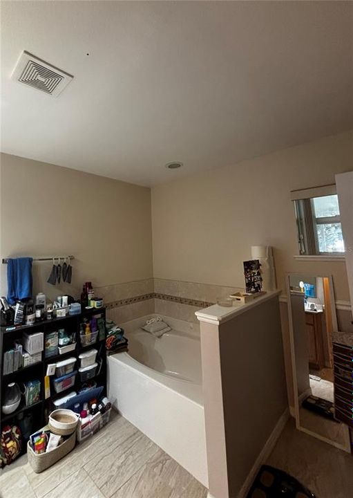 For Rent: $1,900 (3 beds, 2 baths, 1940 Square Feet)