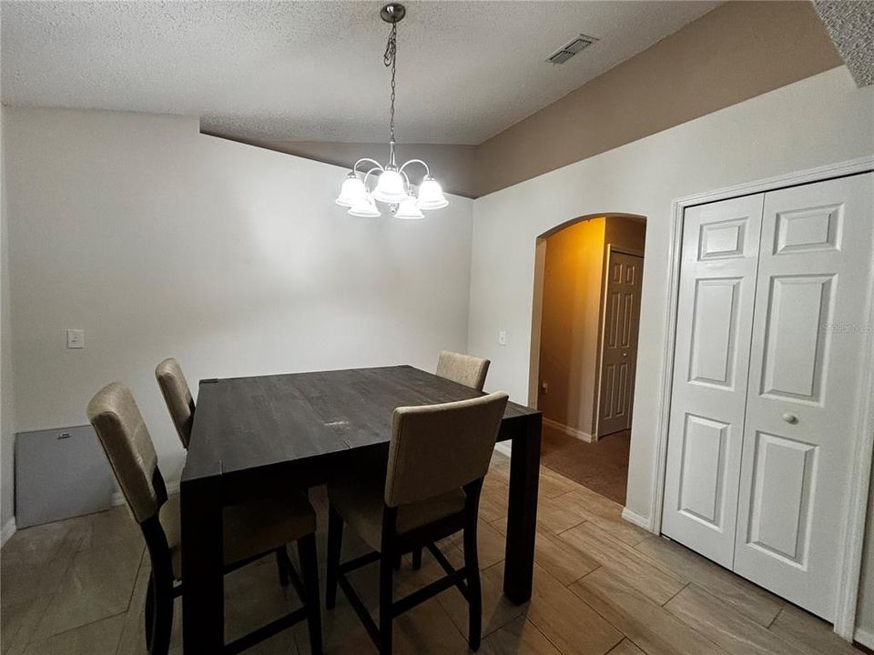 For Rent: $1,900 (3 beds, 2 baths, 1940 Square Feet)
