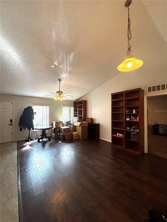 For Rent: $1,900 (3 beds, 2 baths, 1940 Square Feet)