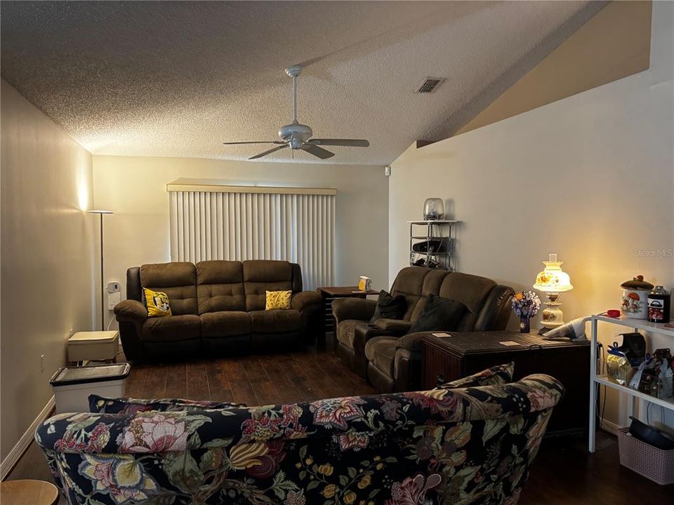 For Rent: $1,900 (3 beds, 2 baths, 1940 Square Feet)