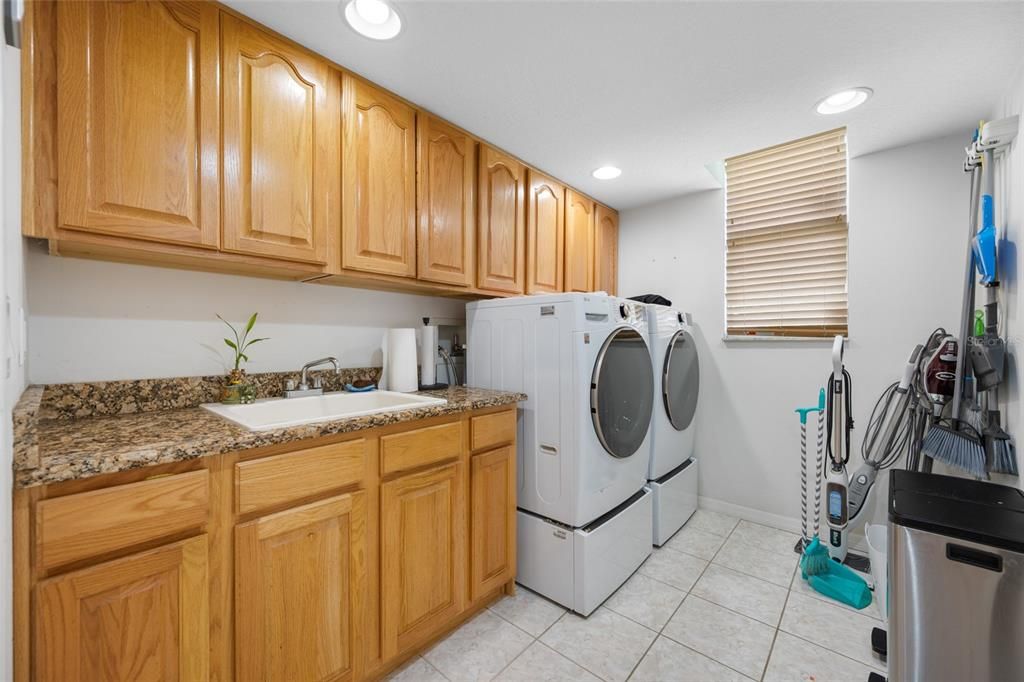For Sale: $949,000 (6 beds, 4 baths, 4422 Square Feet)