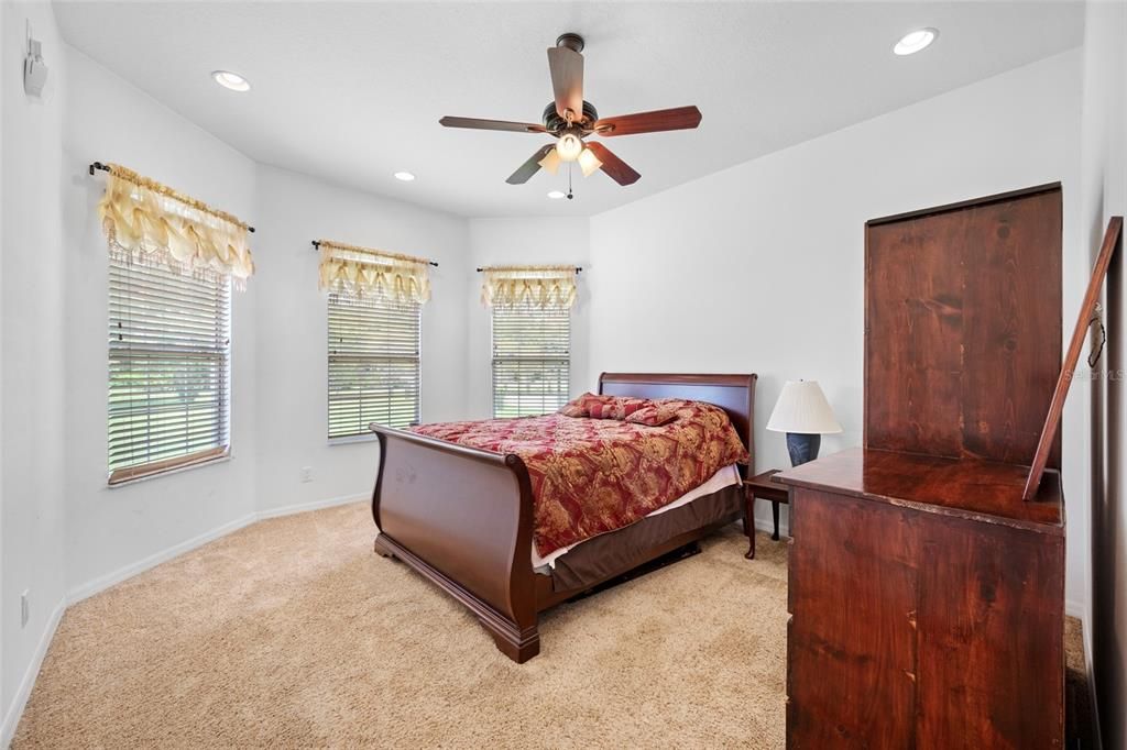 For Sale: $949,000 (6 beds, 4 baths, 4422 Square Feet)