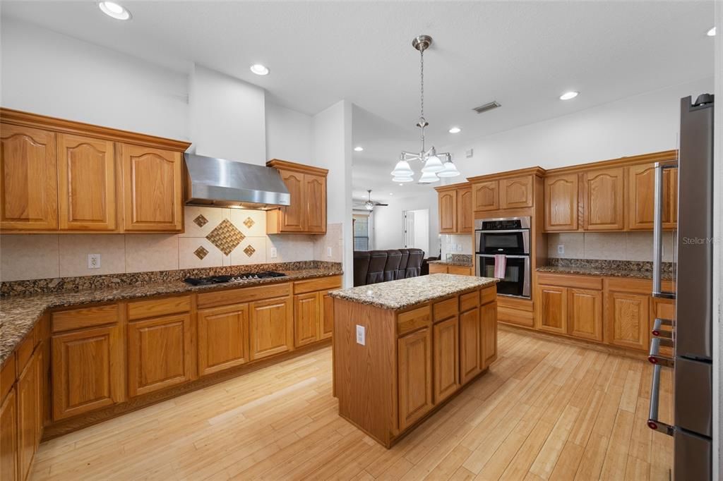 For Sale: $949,000 (6 beds, 4 baths, 4422 Square Feet)