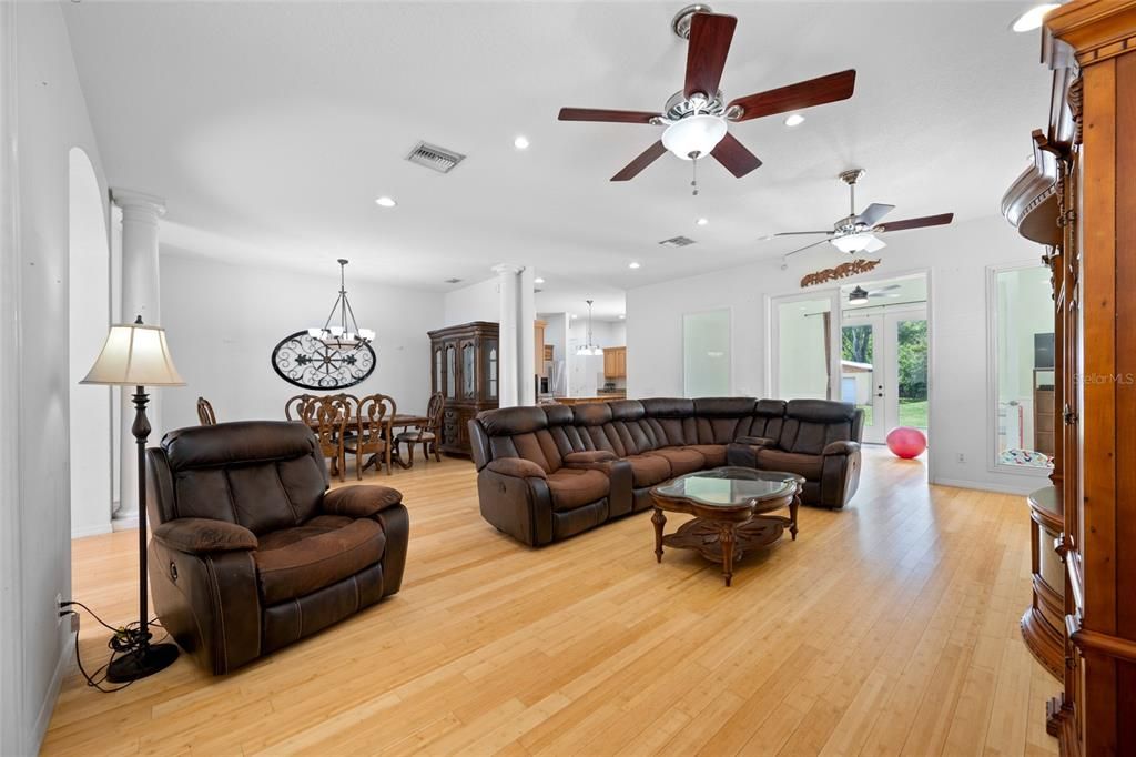 For Sale: $949,000 (6 beds, 4 baths, 4422 Square Feet)