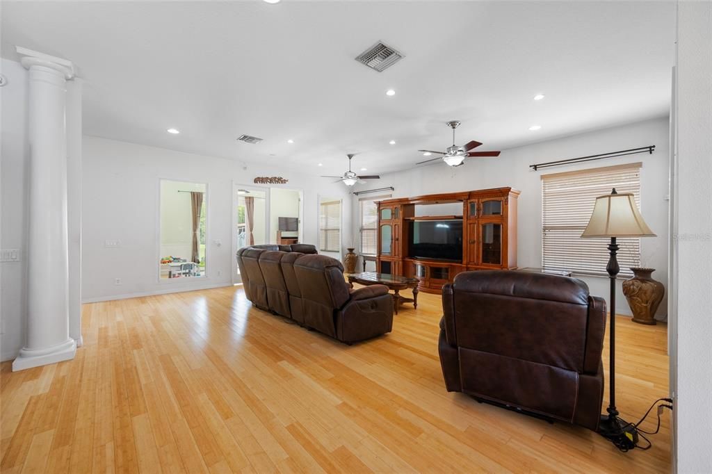 For Sale: $949,000 (6 beds, 4 baths, 4422 Square Feet)