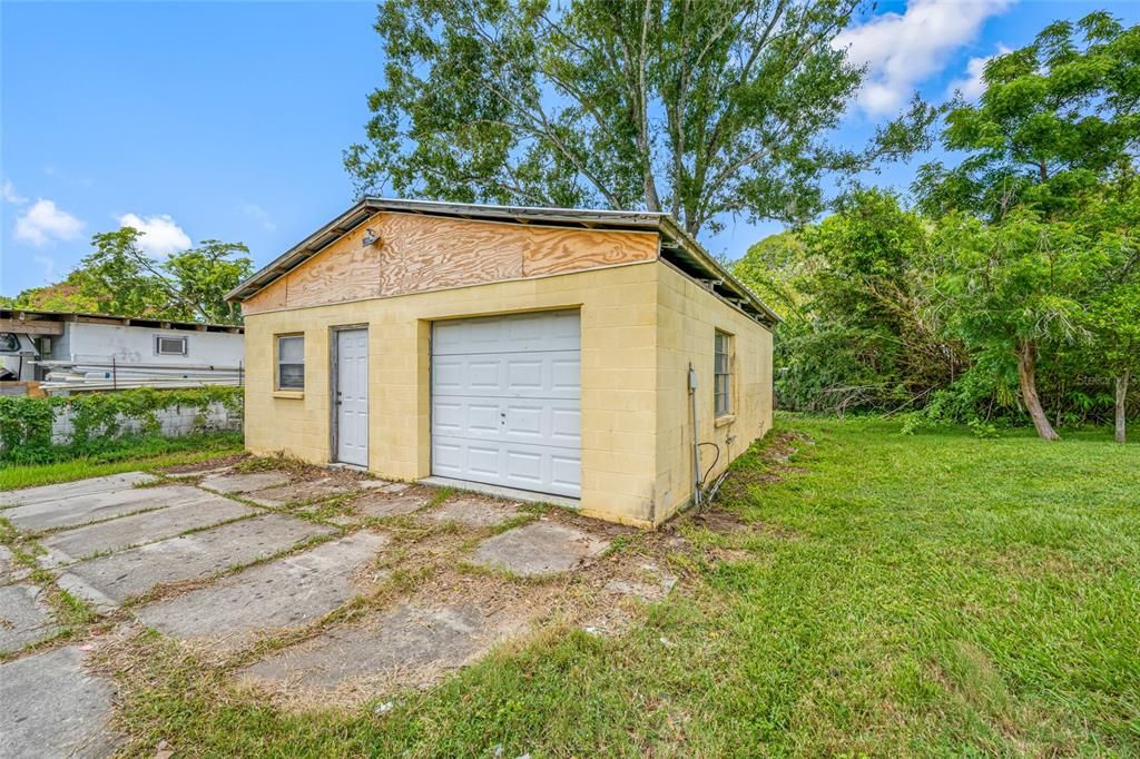 For Sale: $949,000 (6 beds, 4 baths, 4422 Square Feet)