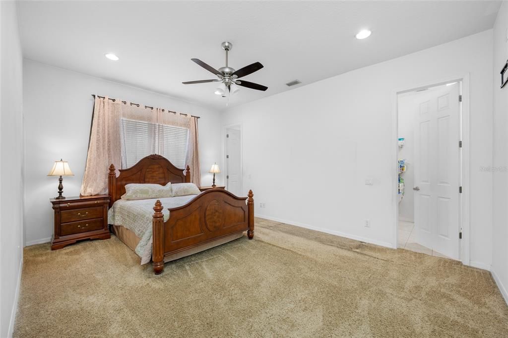 For Sale: $949,000 (6 beds, 4 baths, 4422 Square Feet)