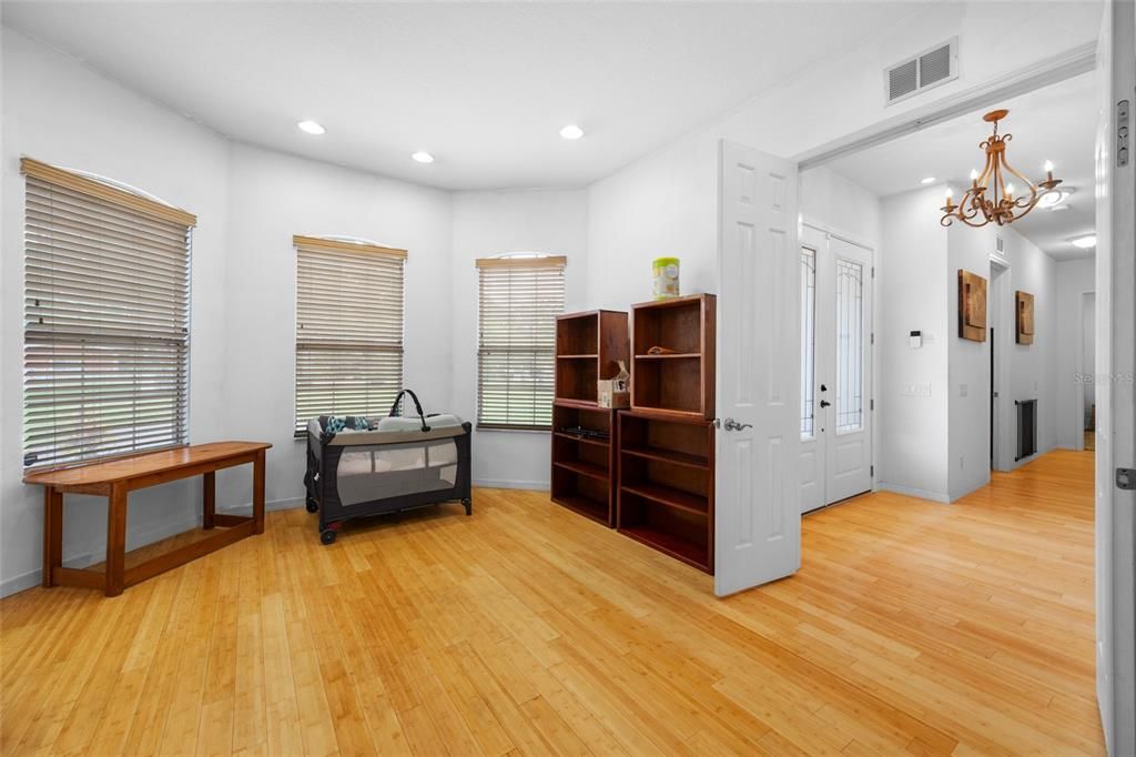 For Sale: $949,000 (6 beds, 4 baths, 4422 Square Feet)