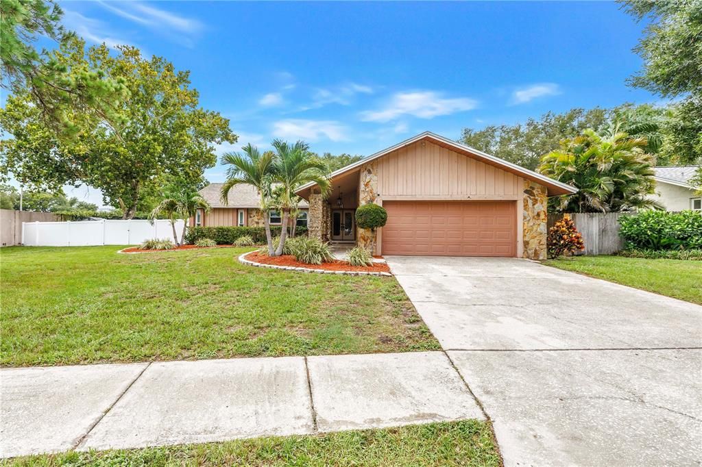 Activo con contrato: $659,900 (3 camas, 2 baños, 1980 Pies cuadrados)