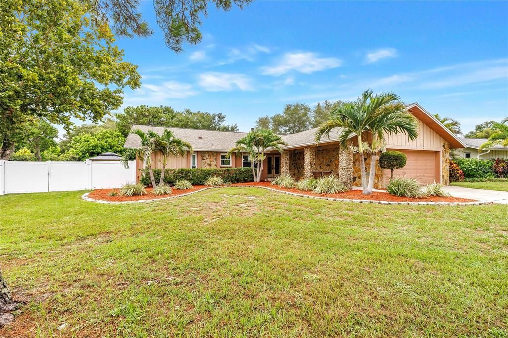Activo con contrato: $659,900 (3 camas, 2 baños, 1980 Pies cuadrados)