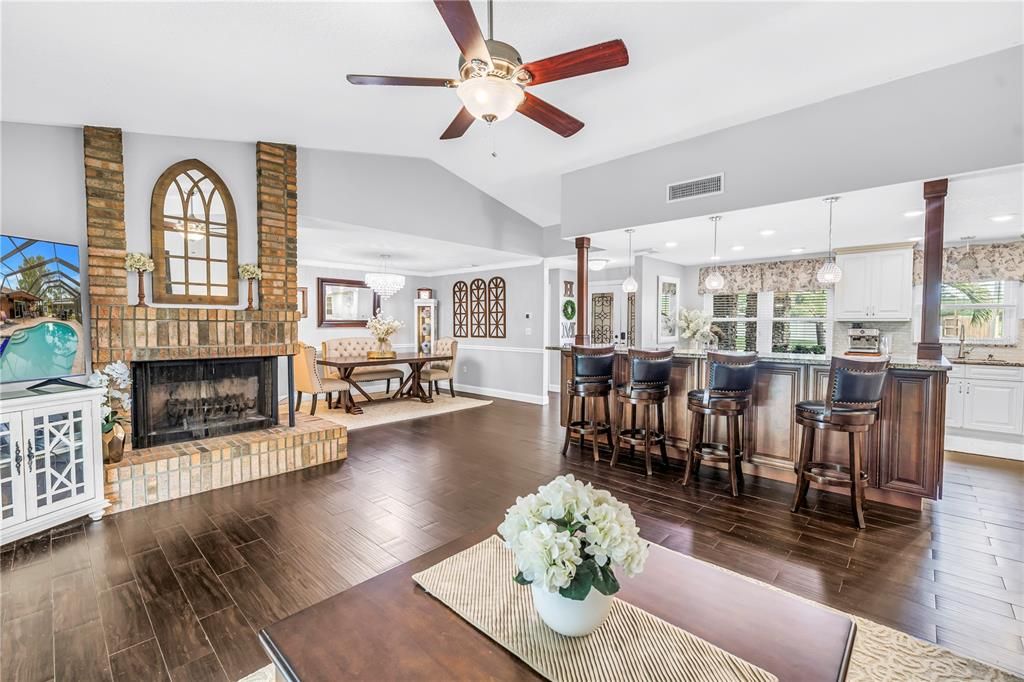Activo con contrato: $659,900 (3 camas, 2 baños, 1980 Pies cuadrados)