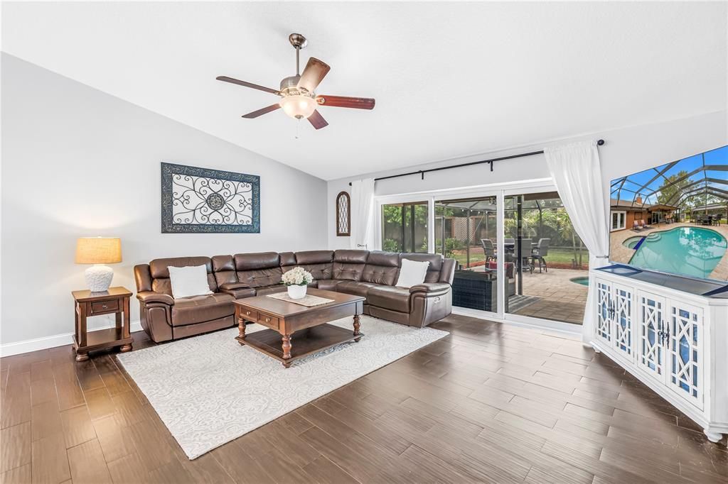 Activo con contrato: $659,900 (3 camas, 2 baños, 1980 Pies cuadrados)