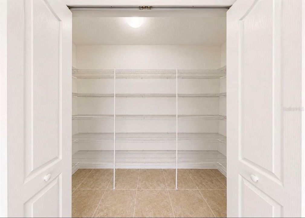 На продажу: $550,000 (5 спален, 3 ванн, 3692 Квадратных фут)