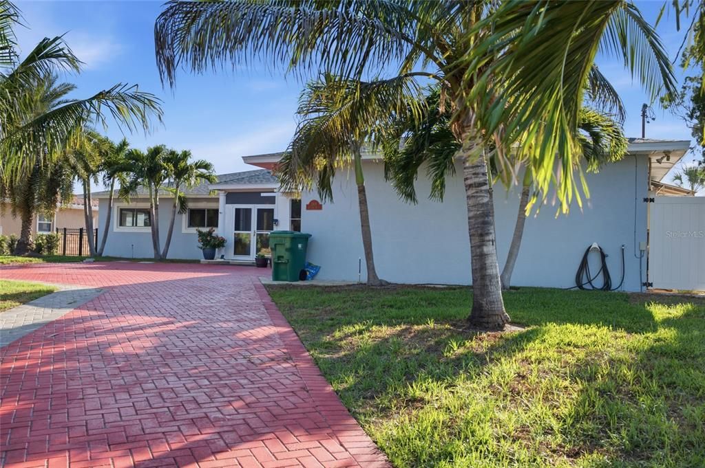 En Venta: $1,695,000 (4 camas, 3 baños, 2420 Pies cuadrados)