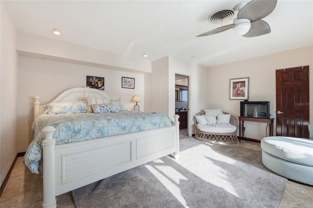 En Venta: $1,695,000 (4 camas, 3 baños, 2420 Pies cuadrados)