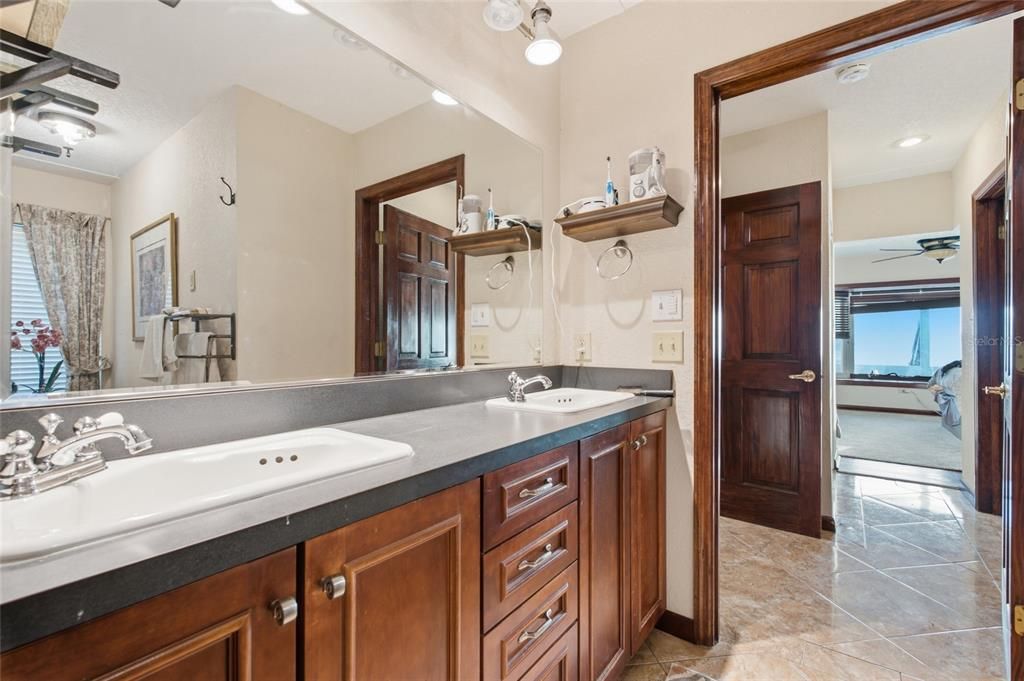En Venta: $1,695,000 (4 camas, 3 baños, 2420 Pies cuadrados)