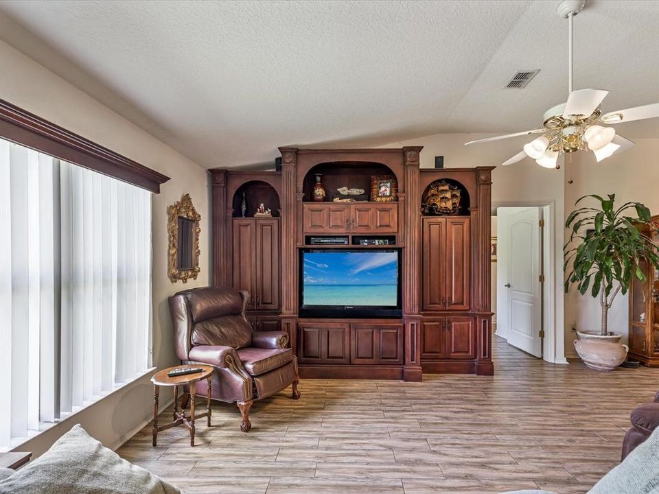 На продажу: $379,900 (3 спален, 2 ванн, 1608 Квадратных фут)