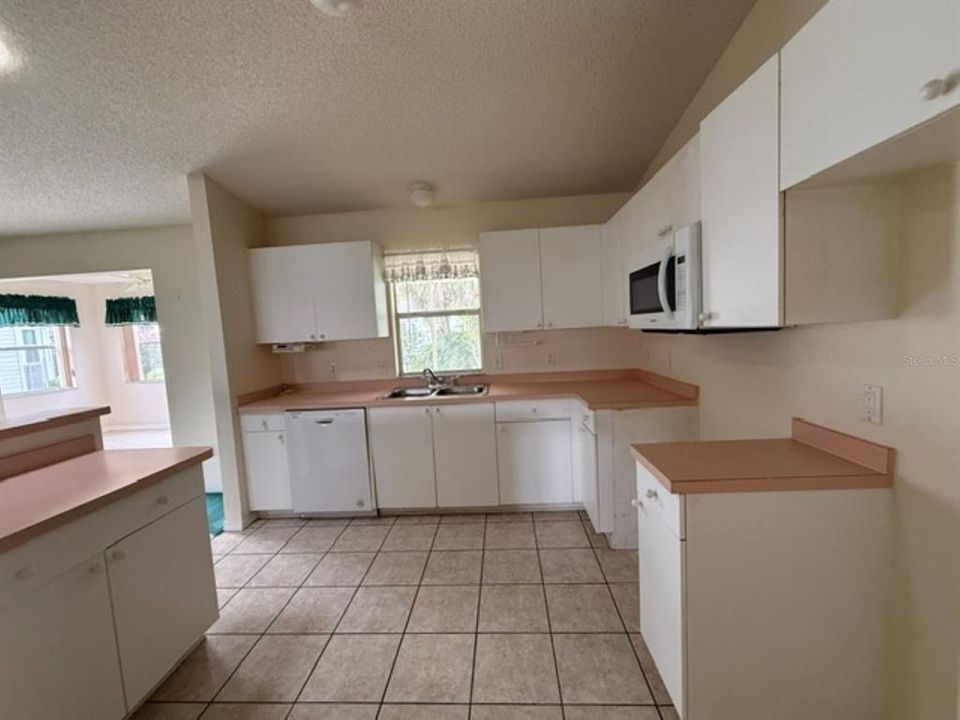 For Sale: $225,000 (2 beds, 2 baths, 1383 Square Feet)