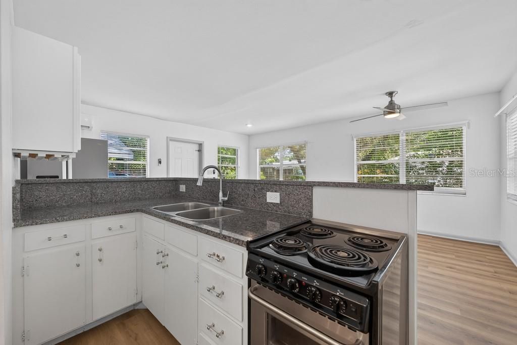 En Venta: $525,000 (5 camas, 3 baños, 2305 Pies cuadrados)