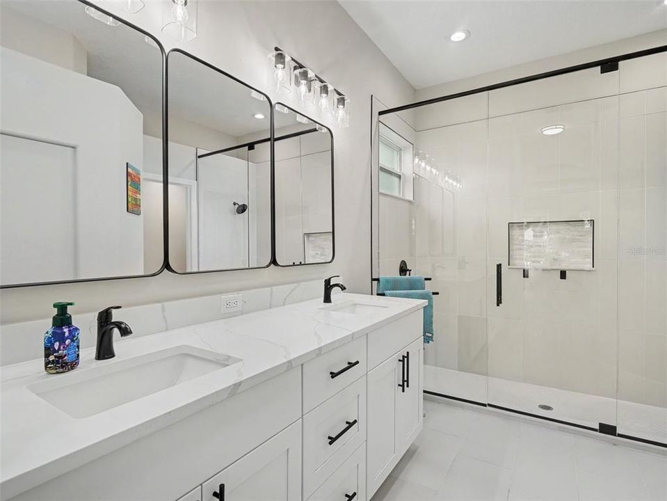 En Venta: $700,000 (4 camas, 3 baños, 2572 Pies cuadrados)