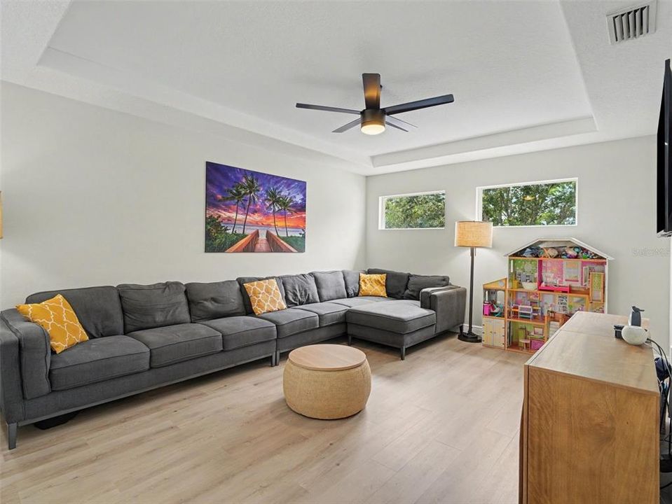 En Venta: $700,000 (4 camas, 3 baños, 2572 Pies cuadrados)