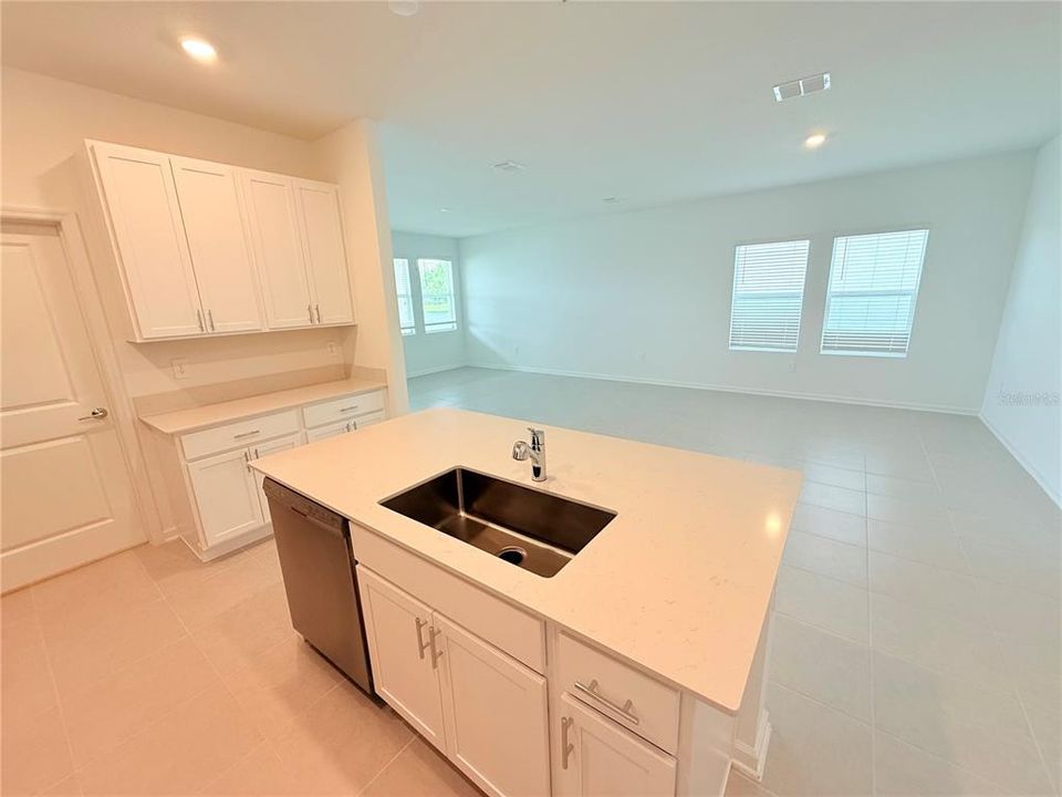 В аренду: $2,649 (4 спален, 3 ванн, 2199 Квадратных фут)