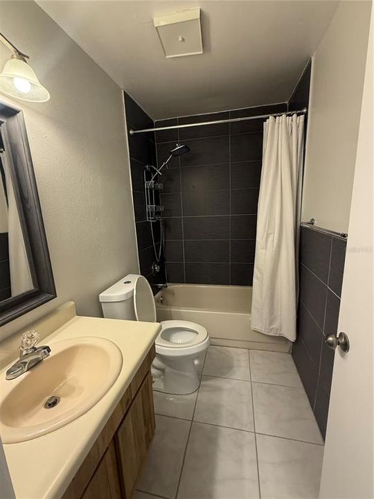 В аренду: $1,700 (2 спален, 1 ванн, 864 Квадратных фут)