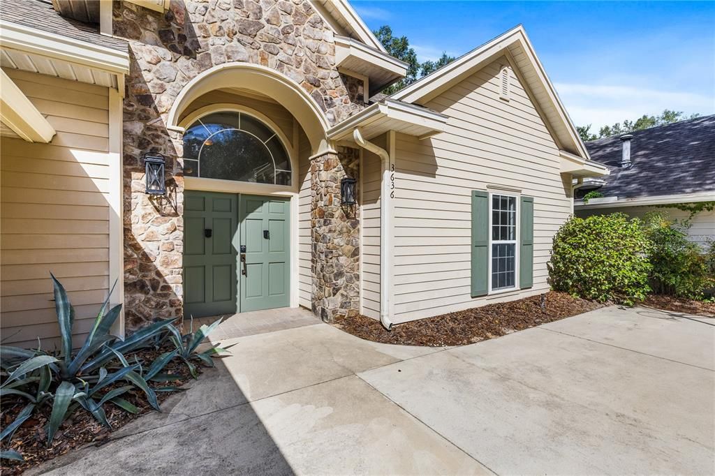 For Sale: $580,000 (3 beds, 3 baths, 2368 Square Feet)