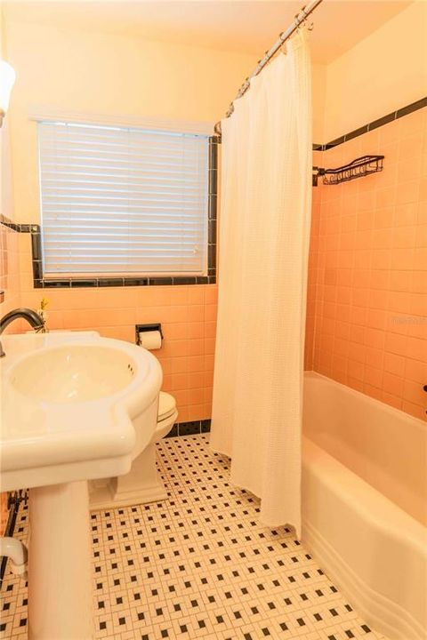 Activo con contrato: $639,900 (2 camas, 1 baños, 1119 Pies cuadrados)
