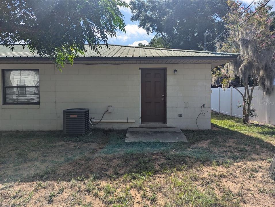 For Rent: $1,275 (2 beds, 1 baths, 841 Square Feet)
