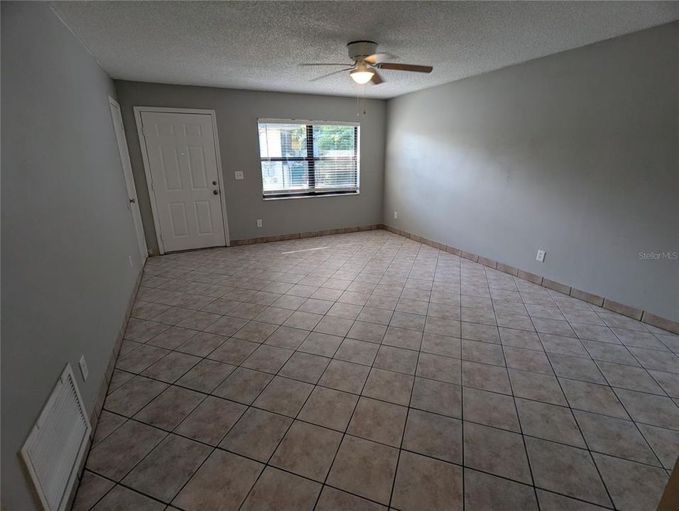 For Rent: $1,275 (2 beds, 1 baths, 841 Square Feet)