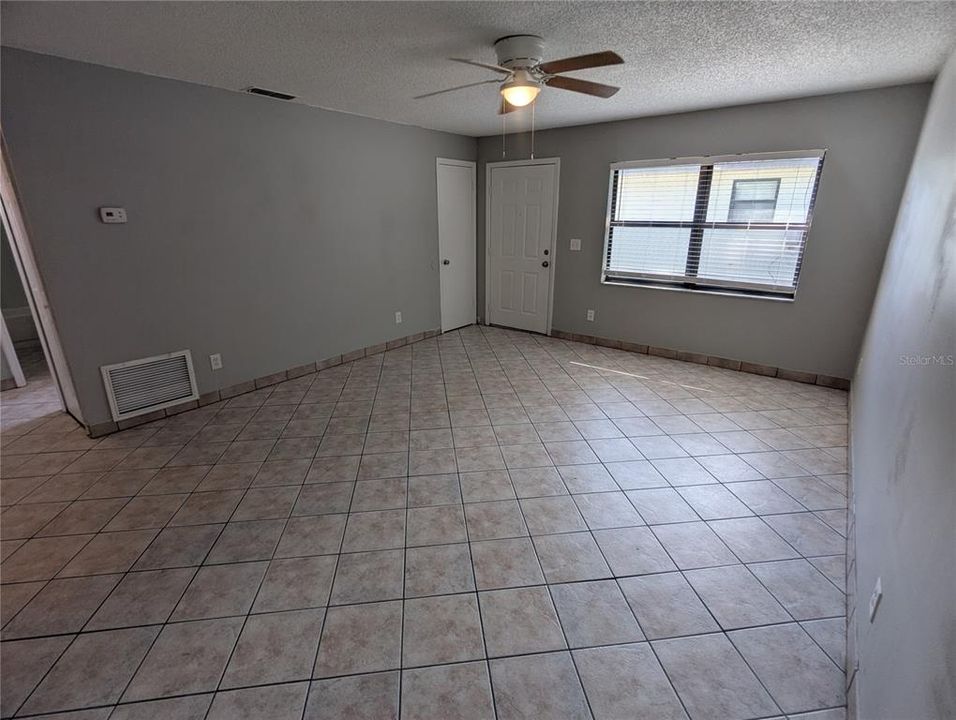 For Rent: $1,275 (2 beds, 1 baths, 841 Square Feet)