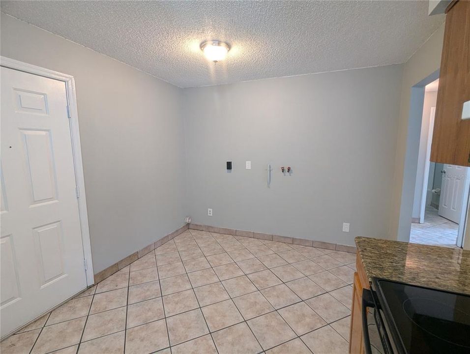 For Rent: $1,275 (2 beds, 1 baths, 841 Square Feet)